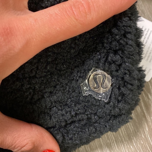 Lululemon | Everywhere Belt Bag Fleece Black Gold Hardware NEW - Picture 4 of 6